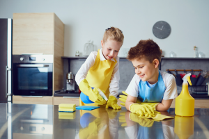 Как обучить детей навыкам уборки?